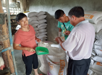 貴定縣開展養(yǎng)殖環(huán)節(jié)重大風險排查及飼料抽檢工作，保障畜牧漁業(yè)飼料銷售安全